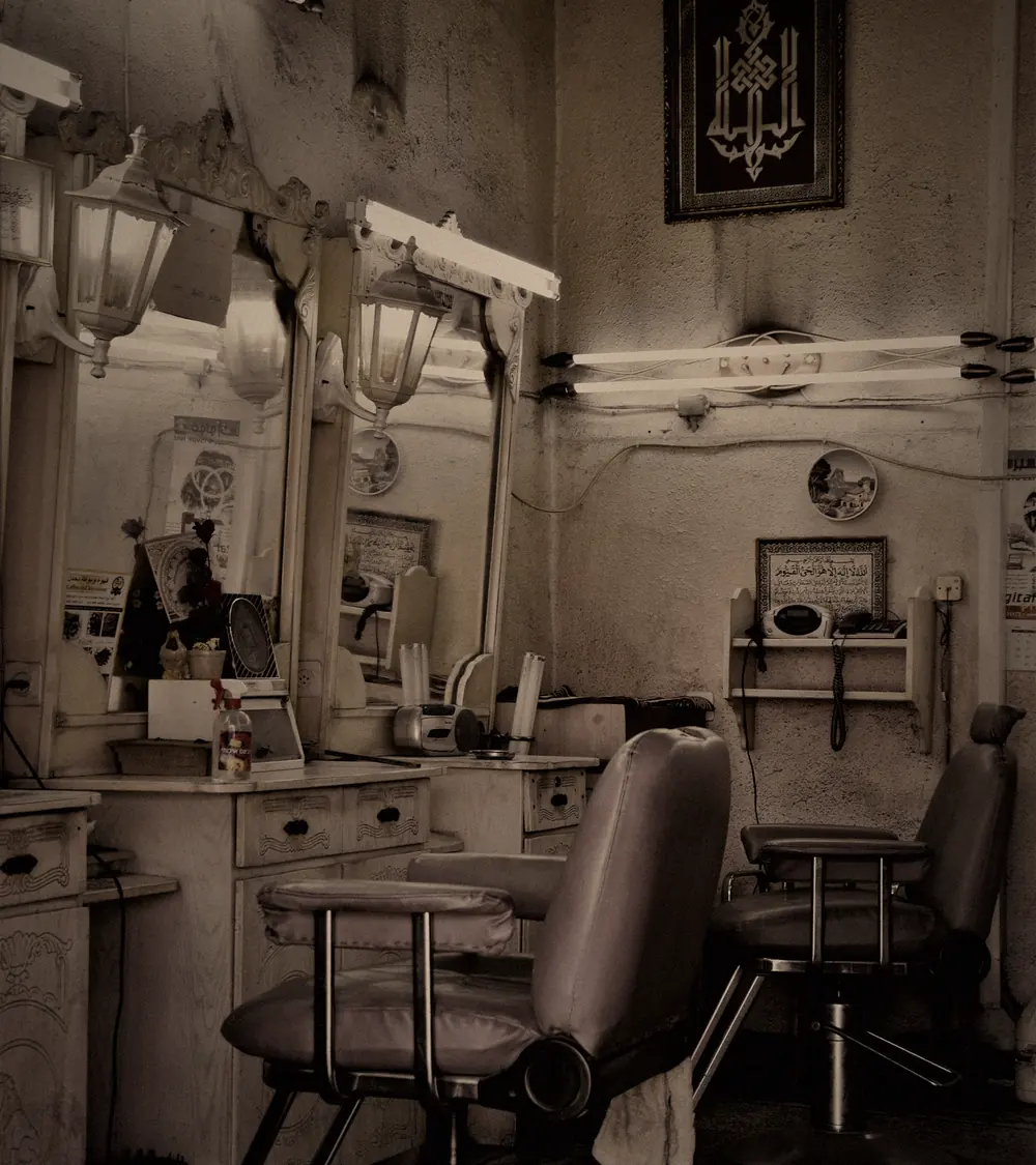 Interior de barbearia clássica com espelhos e cadeiras
